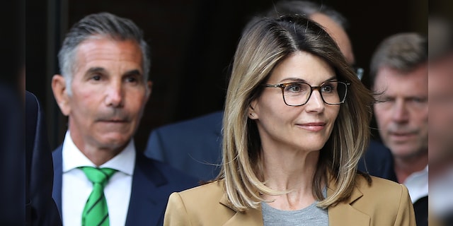 It is said that Lori Loughlin "compressed" About her husband, Musimo Giannulli, who left, still in prison.  (Getty Images)