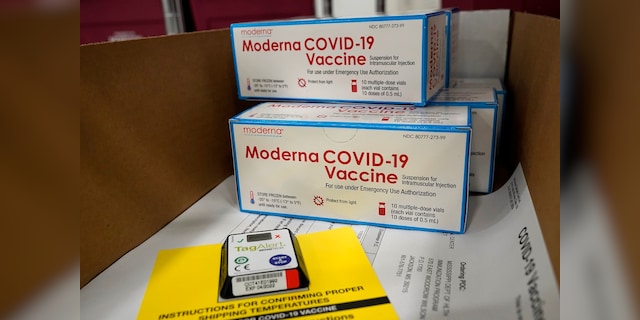Boxes containing the Moderna COVID-19 vaccine are being prepared to be shipped at the McKesson Distribution Center in Olive Branch, Miss.  , December 20 (AP Photo / Paul Sancya, Pool)