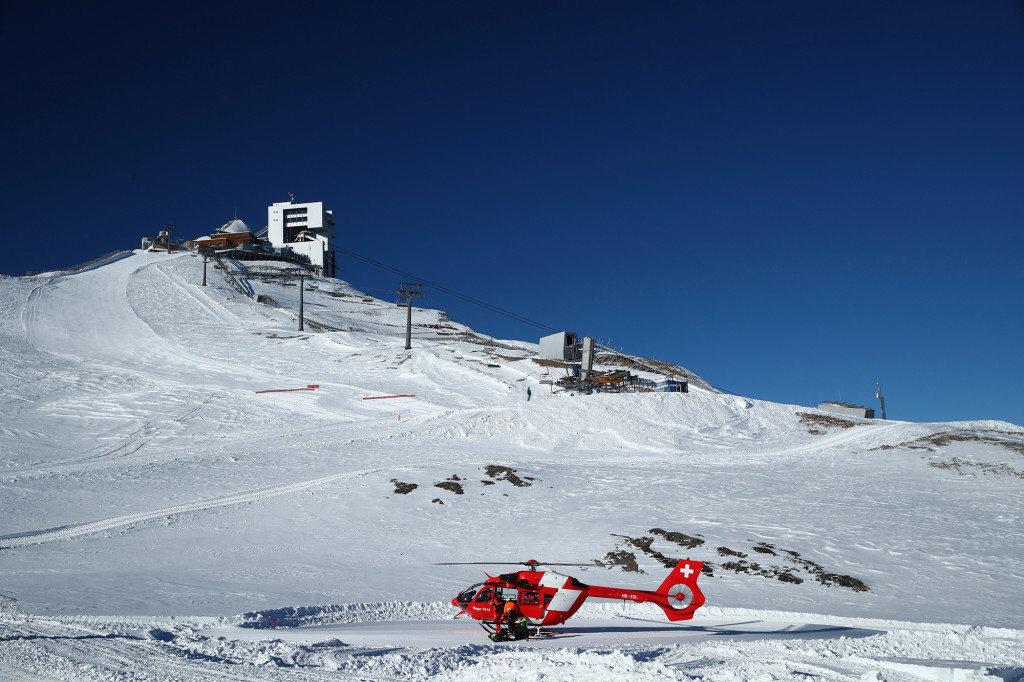 Echipele de salvare elvețiene participă la un exercițiu de salvare a vieților după o avalanșă la Glacier 3000 din Les Diablerets