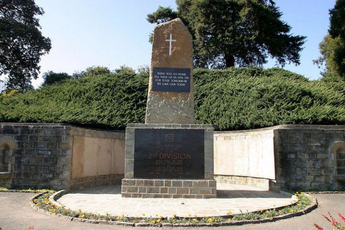 Un memorial al morților la cimitirul de război al lui Kohima