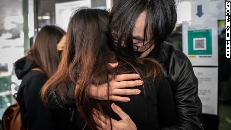 Mike Lam King Nam, care participase la primare pro-democrație, și-a îmbrățișat soția înainte de a raporta la postul de poliție Ma Eun Shan, la 28 februarie, în Hong Kong.