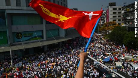 Manifestări în masă în Myanmar, în ciuda avertismentului militar că manifestanții ar putea suferi pierderi de vieți omenești.