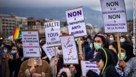 Activiștii care protestează împotriva & quot;  Anti-burqa & quot;  La Geneva, pe 5 martie 2021.