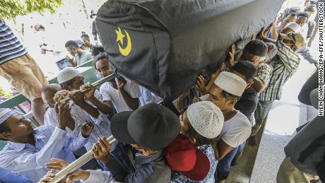 Oamenii poartă sicriul Khin Maung Lat, membru al NLD, în timpul înmormântării sale, conform tradiției islamice din Yangon, Myanmar, pe 7 martie.