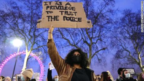 Marea Britanie se confruntă cu o violență bazată pe gen.  Guvernul lui Boris Johnson nu a răspuns