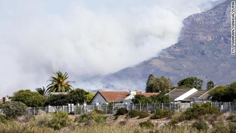 Fum gros care se ridică de la Table Mountain din Cape Town.