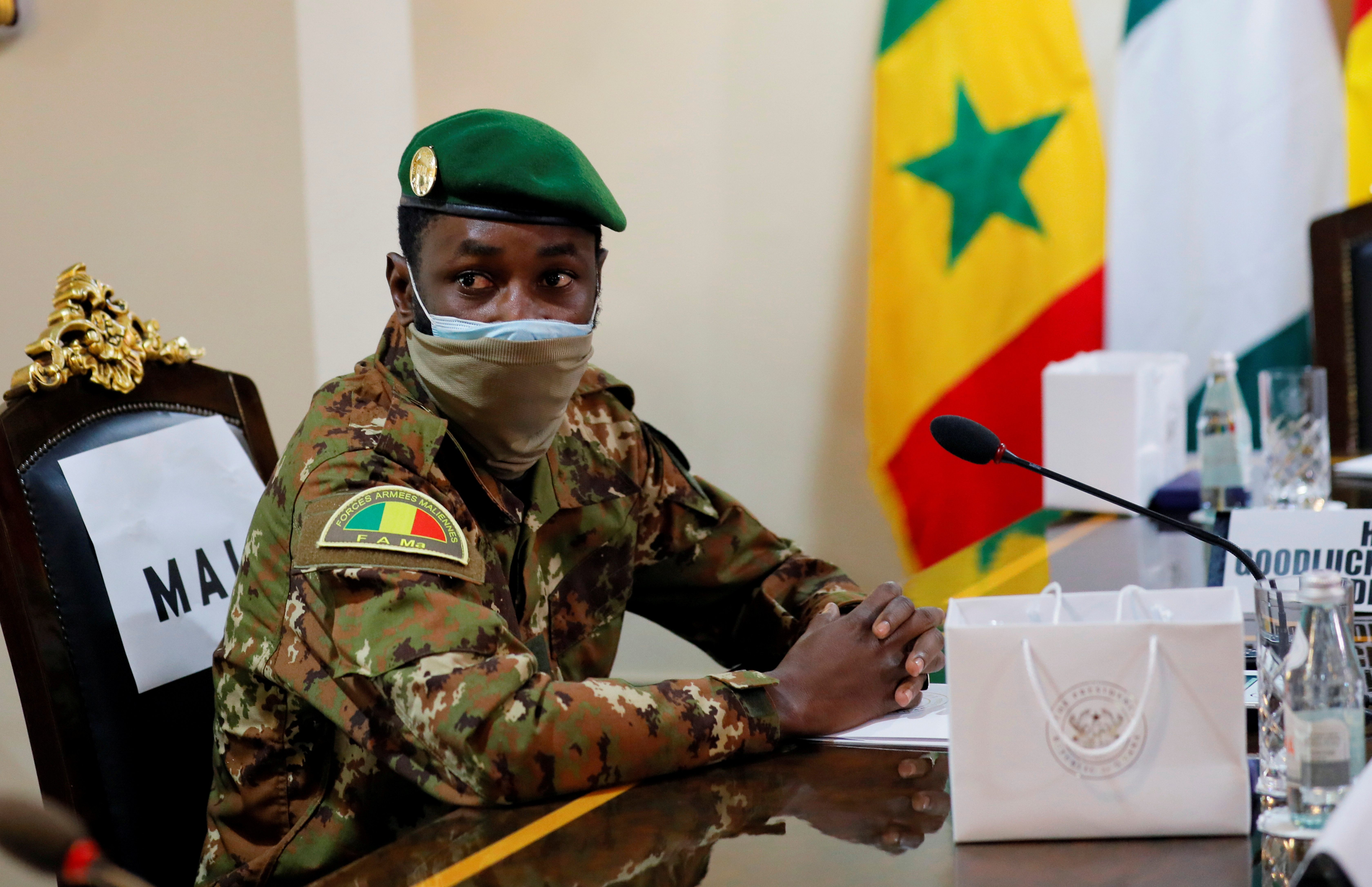         Colonelul Asimi Guetta, liderul consiliului militar din Mali, participă la reuniunea consultativă a Comunității Economice a Statelor Africii de Vest (ECOWAS) la Accra, Ghana, 15 septembrie 2020. (Reuters) / Francis Cocoroco / File Photo