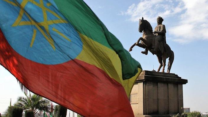 Statuia lui Menelik II și steagul etiopian din Piața Menelik, Addis Abeba, Etiopia
