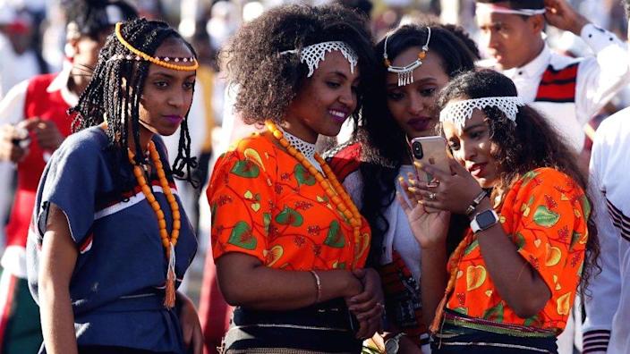 Femeile se îmbracă pentru Festivalul Oromo Erisha din Etiopia - 2019