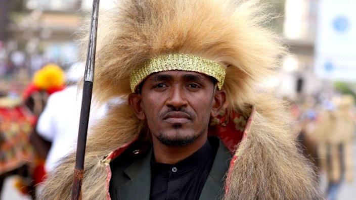 Muzicianul etiopian Hachalu Hundessa pozează în costum tradițional în timpul sărbătoririi a 123 de ani de la bătălia de la Adwa, unde trupele etiopiene au învins forțele italiene invadatoare