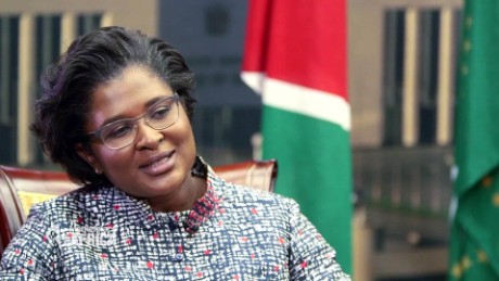 Prima Doamnă a Namibiei trimite un mesaj video puternic trolilor rușinați aici