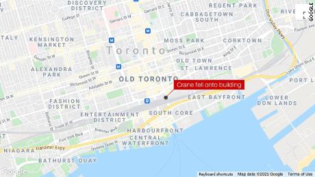 O macara a căzut peste o clădire din centrul orașului Toronto, provocând daune