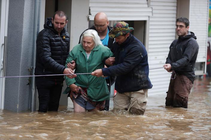 O femeie în vârstă este evacuată joi după inundații din județul Insevale din Verviers, Belgia. 