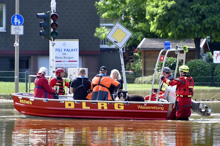 Salvatorii și pompierii au evacuat joi locuitorii din așezarea In der Lek din Witten, Germania.