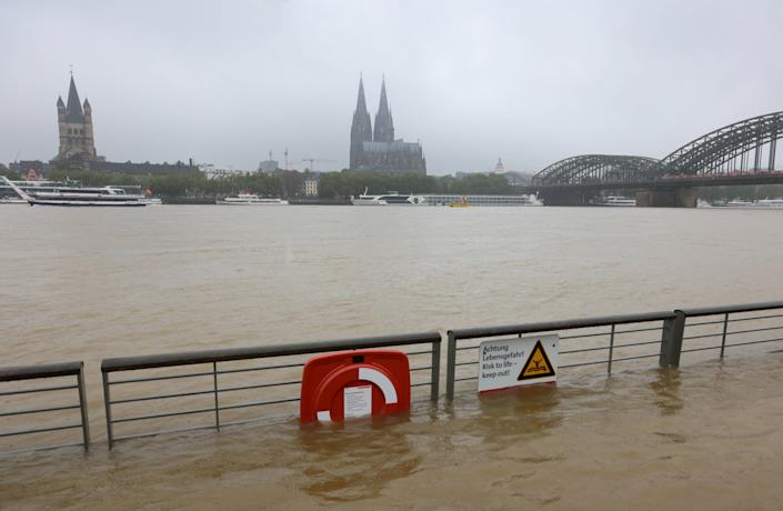 Apele înalte ale râului Rin din Köln, Germania, au inundat miercuri banda de pe strada Rheinboulevard de peste râu.