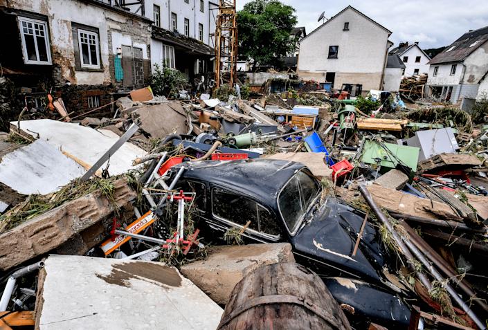 Case și mașini sunt distruse după inundații în orașul german Szold, joi.