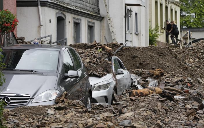 Mașinile din Hagen, Germania, au fost acoperite de resturile lăsate joi de inundații.