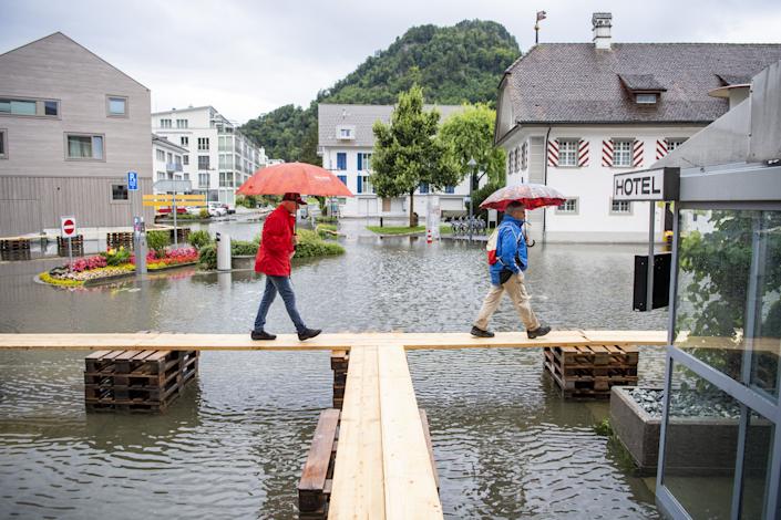 piața satului inundat Stansstad din cantonul Nidwalden de pe lacul Vierwaldst & # xe4;  joi, în Stansstad, Elveția, lângă lacul Lucerna