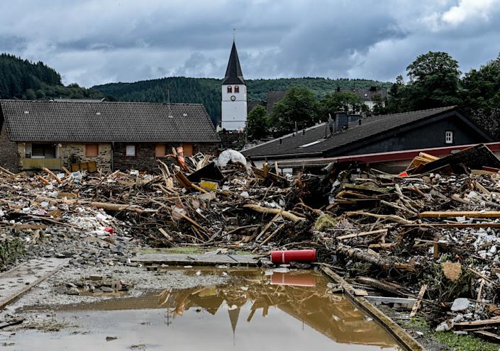 Daune cauzate de inundații în fața unei biserici joi în Szold, Germania.