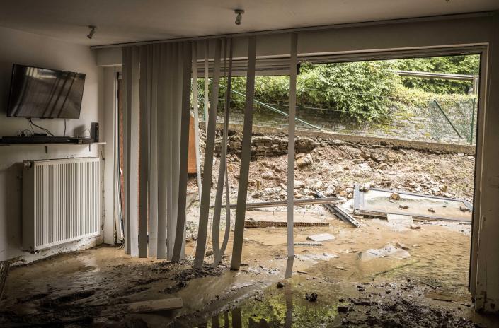 Noroiul și apa umplu parterul unei case inundate din M & # xe9;  ry, în județul Li & # xe8;  ge, Belgia, joi