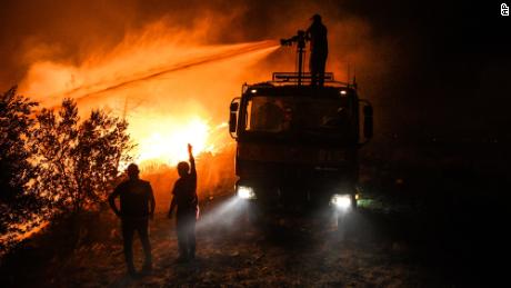 Pompierii încearcă să controleze incendiul în satul Kerli, lângă orașul Manavgat, în provincia Antalya, vineri devreme, 30 iulie.