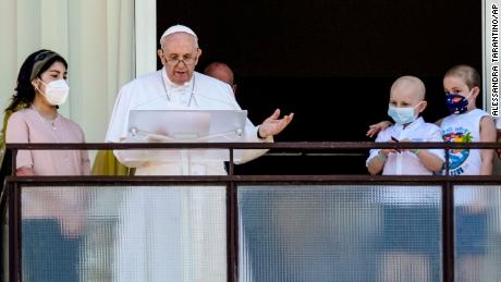 Papa Francisc face rugăciunea de la fereastra spitalului în prima sa apariție publică după operație