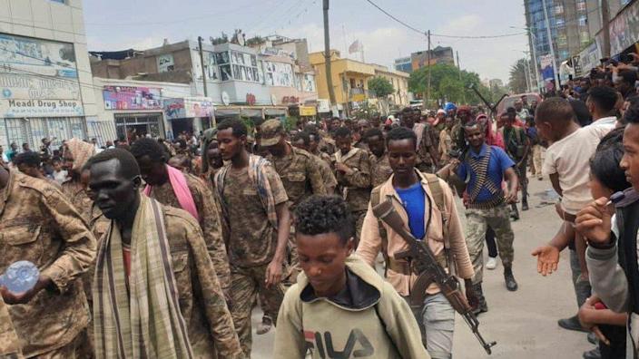 Soldații guvernului etiopian și prizonierii de război în uniformă merg la Mekele, 2 iulie