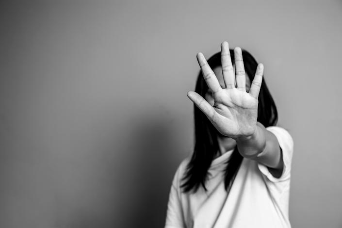 O femeie ridică mâna în fața ei.  (Foto: Getty Images)
