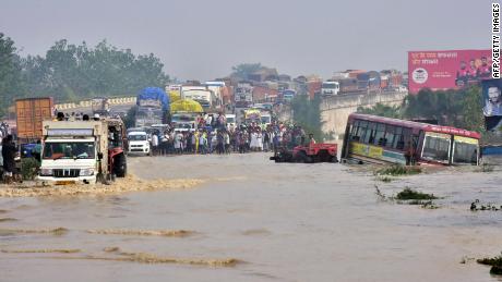 Ploile abundente au forțat râul Kosi din statul indian Uttar Pradesh să se revărseze.