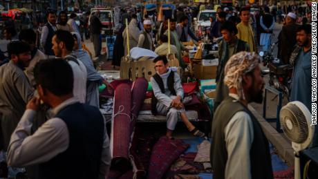 Afganii își vând lucrurile personale pentru a strânge bani, pretinzând șomaj, foamete și nevoia de bani pentru a părăsi țara, la Kabul, Afganistan, pe 20 septembrie.