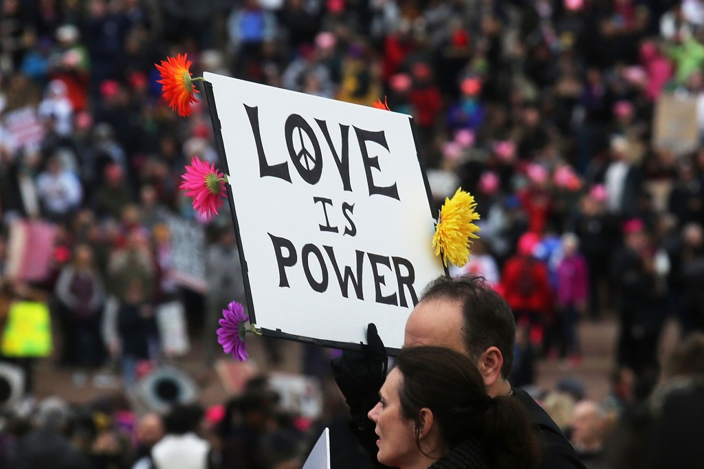 Dragostea este semnul puterii în marșul femeilor.