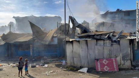 Fum se ridică din incendiile clădirilor din Chinatown din Honiara pe 26 noiembrie.