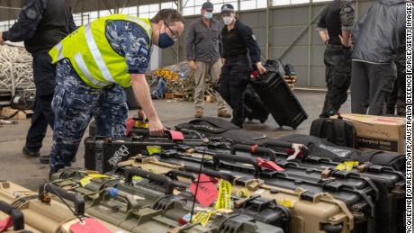 Ofițerii de operațiuni speciale ale Poliției Federale Australiane își pregătesc echipamentul înainte de a pleca din Canberra spre Honiara, capitala Insulelor Solomon, pe 25 noiembrie.