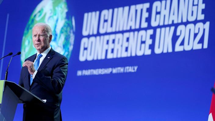 Președintele Biden urcă pe podium și ține un discurs la Conferința Națiunilor Unite privind schimbările climatice din Glasgow, Scoția.