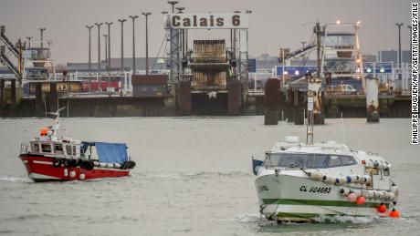 Ambarcațiunile de pescuit părăsesc portul Calais pe 25 ianuarie 2018, pentru a lua parte la un blocaj de protest împotriva pescuitului cu impuls electric practicat de pescarii din Țările de Jos.