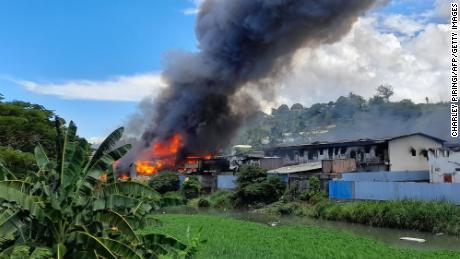 Flăcările se ridică din clădirile din cartierul chinezesc din Honiara pe 26 noiembrie, după zile de tulburări