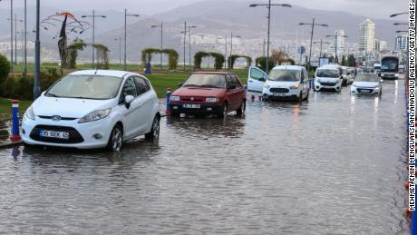 Drumurile din Piața Republicii din districtul Konak din Izmir, Turcia, din cauza furtunilor puternice din 30 noiembrie, au fost inundate de valuri.