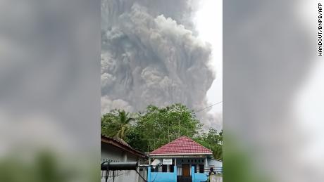 Muntele Semeru a împrăștiat cenușă în aer în timpul erupției vulcanului de sâmbătă.