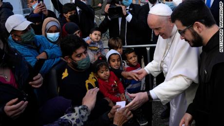 Papa Francisc s-a întâlnit cu migranți în timpul vizitei sale în tabăra de refugiați Karatepe din Lesbos, cerând țărilor să 