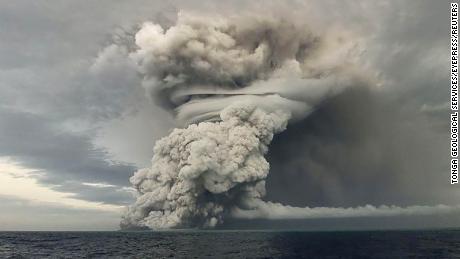 Un vulcan submarin puternic erupe în Tonga pe 14 ianuarie. 