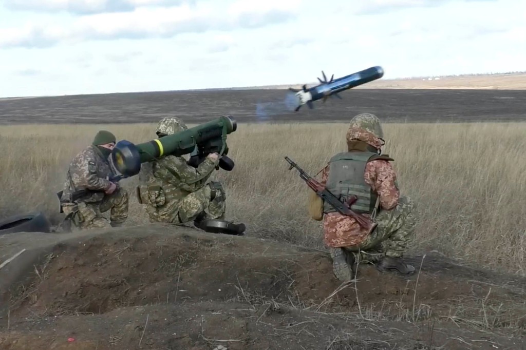 Soldații ucraineni folosesc un lansator cu rachete americane Javelin în timpul exercițiilor militare din regiunea Donețk, Ucraina