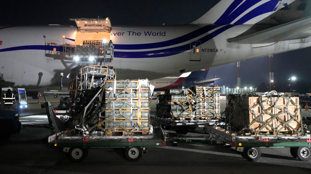 Muncitorii descarcă un transport de ajutor militar livrat ca parte a asistenței de securitate oferite de Statele Unite ale Americii Ucrainei