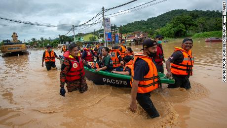 Salvatorii evacuează victimele inundațiilor în Hulu Langat, Selangor, Malaezia, pe 19 decembrie.
