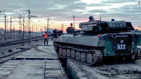 În această imagine preluată dintr-un videoclip furnizat marți de Ministerul rus al Apărării, vehicule blindate rusești sunt încărcate pe platformele de cale ferată după încheierea exercițiilor militare. 