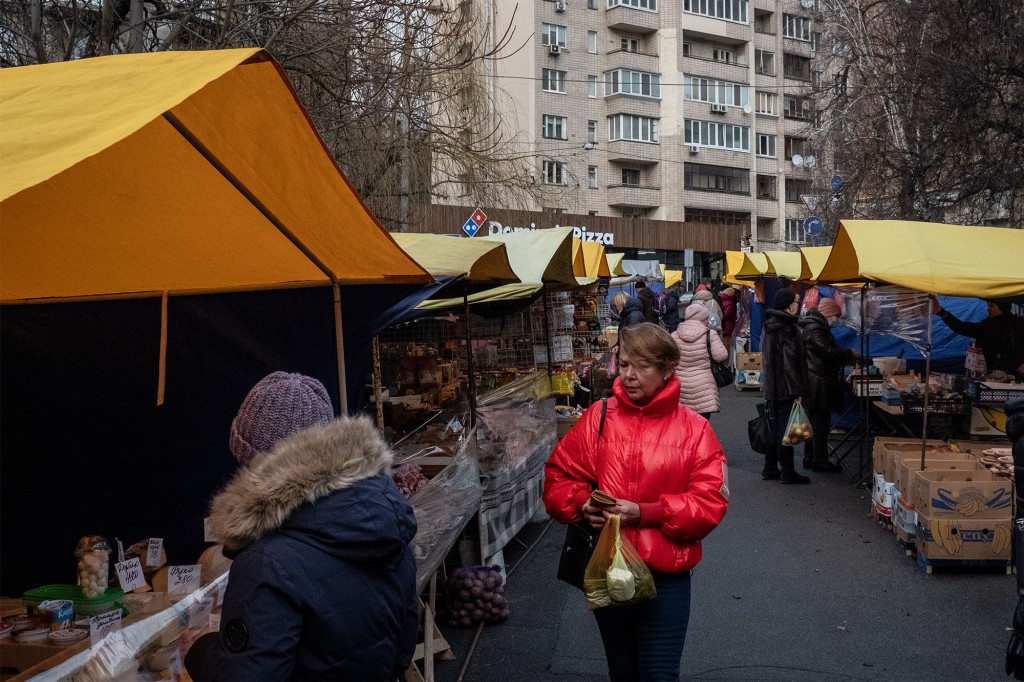 Oamenii fac cumpărături la o piață în aer liber din Kiev, pe fondul tensiunilor dintre Ucraina și Rusia pe 11 februarie 2022.