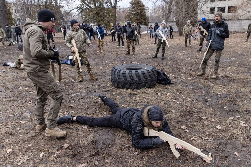Civilii participă la un curs de pregătire militară