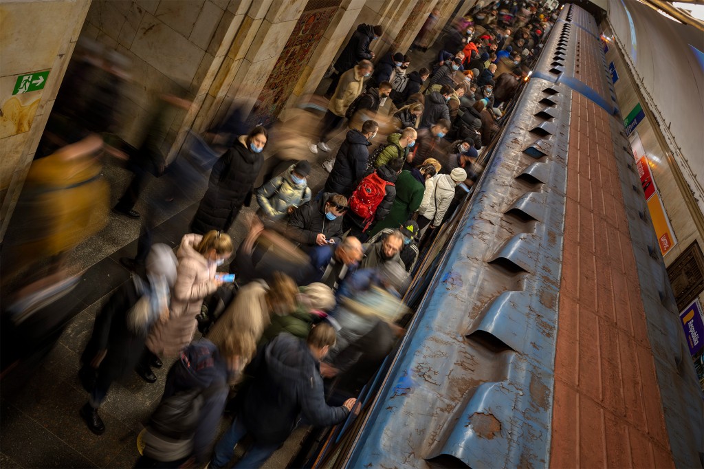Pasagerii așteaptă un tren în stația de metrou din Kiev pe 23 februarie 2022.