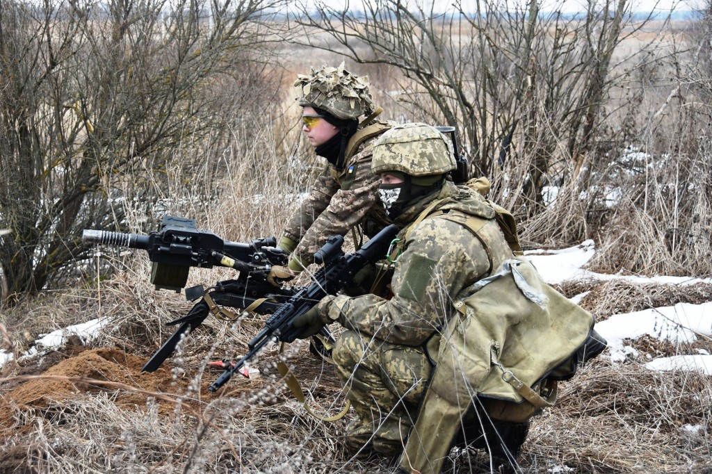 Soldații ucraineni participă la manevre pe 18 februarie.