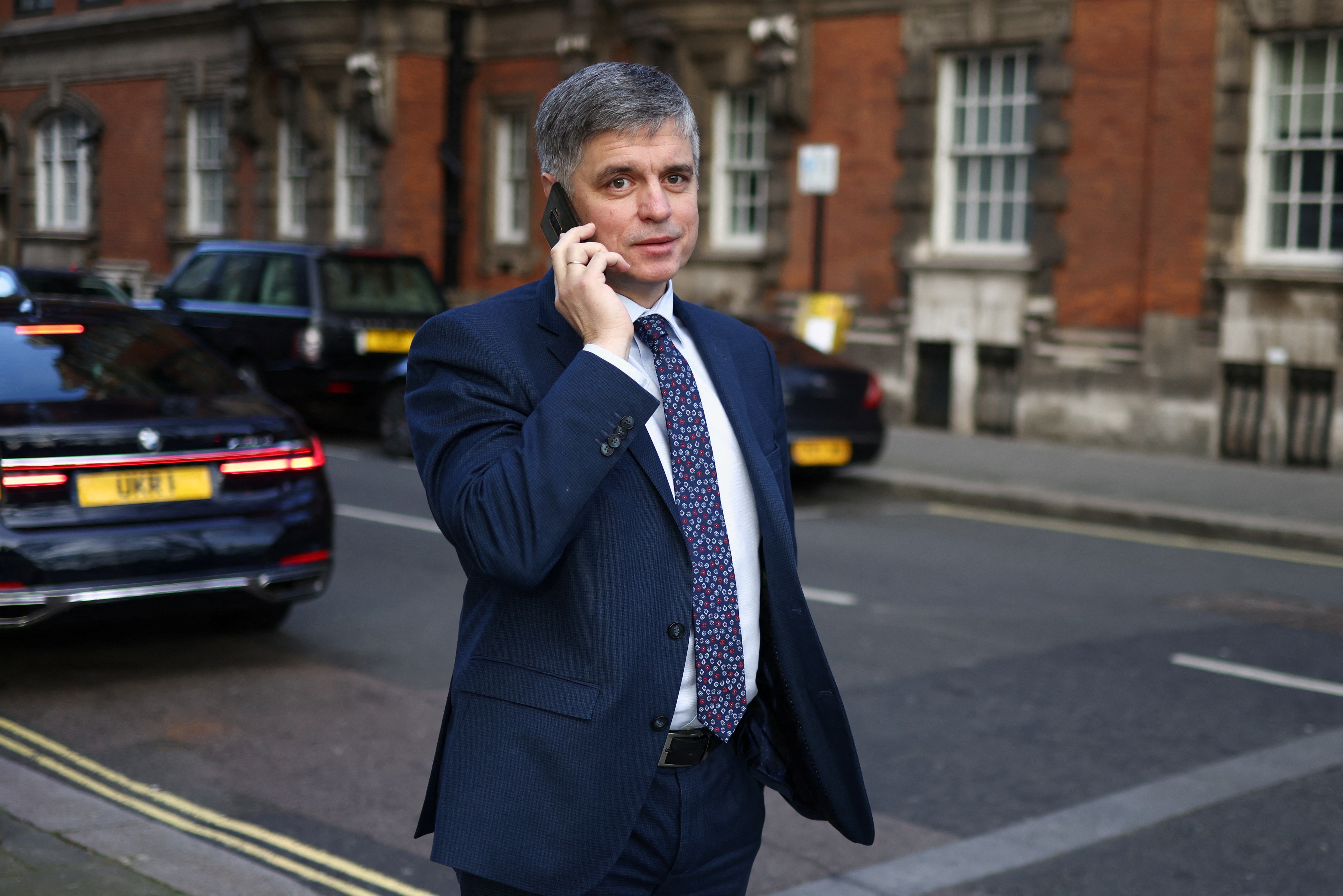 Ambasadorul Ucrainei în Regatul Unit, Vadim Prystaiko, mergând la Westminster, Londra, Marea Britanie, 9 februarie 2022. REUTERS/Tom Nicholson