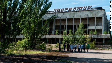 Turiștii sunt ghidați în jurul orașului abandonat Pripyat, în zona de excludere a Cernobîlului, în 2019. 